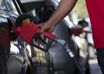 Gasolina comum cai para menos de R$ 6 em João Pessoa; confira os novos preços nos postos